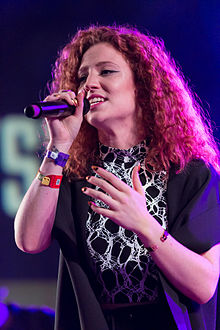 How tall is Jess Glynne?